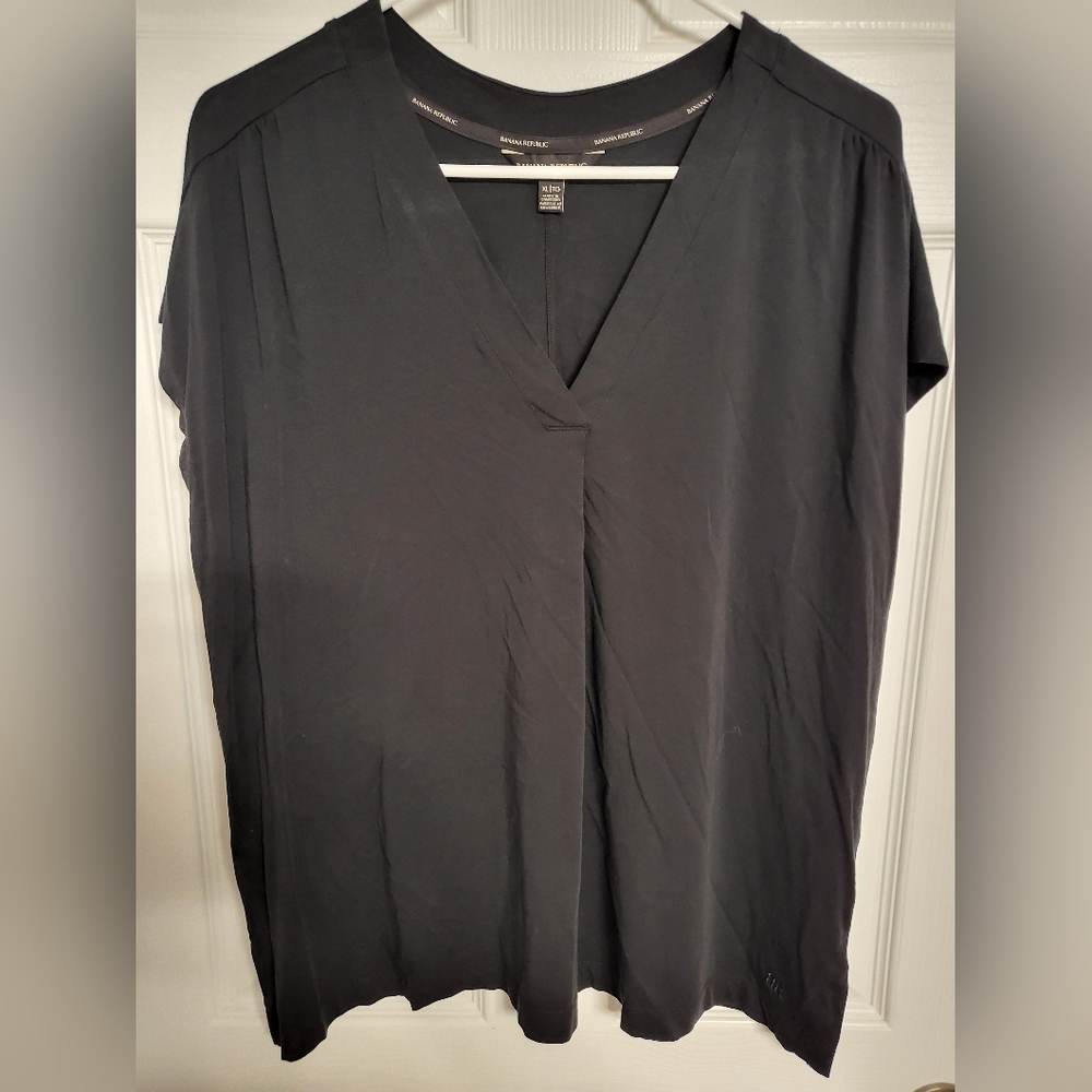 Banana Republic Dark Gray V-Neck Short Sleeve Tee
